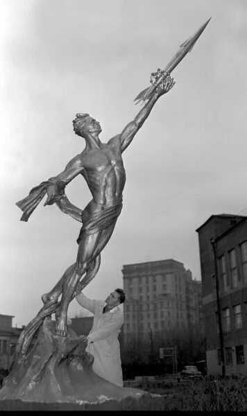 Бронзовая статуэтка "К звёздам".