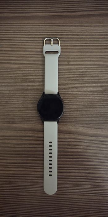Galaxy watch 4 .