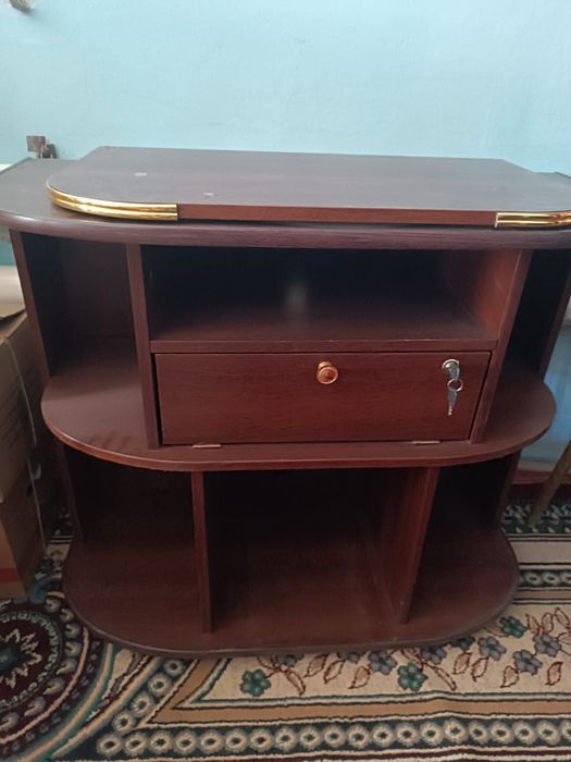 Подставка под телевизор и стульчик