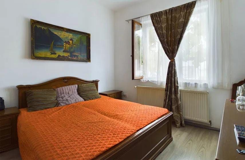 Apartament la curte comuna
