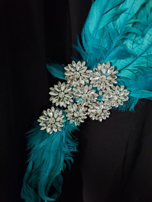 Rochie neagra cu pene turcoaz