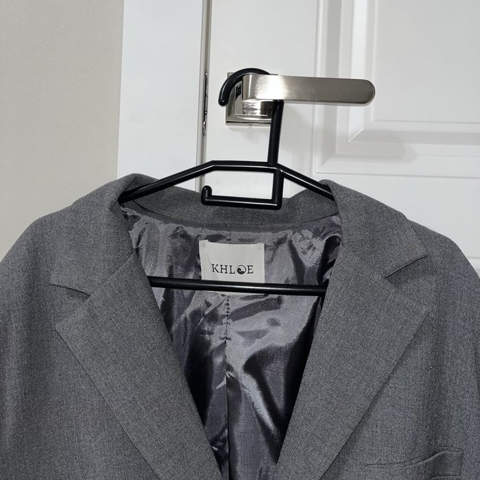 Пиджак с брюками серый