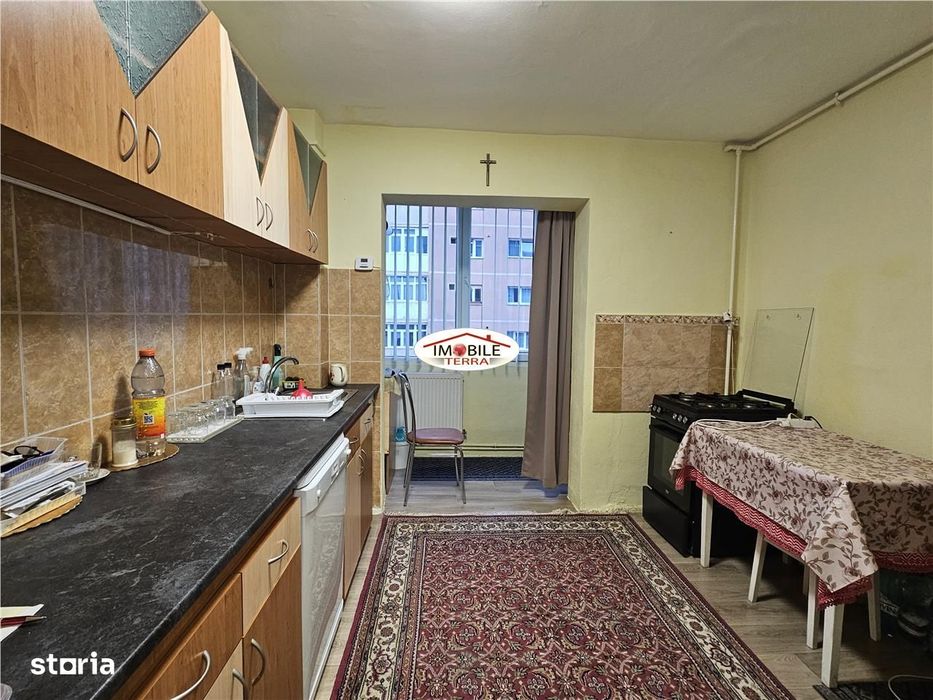 Apartament 3 camere decomandat cu pivnita de vanzare in Vasile Aaron