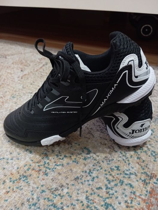 Adidași Joma 41.
