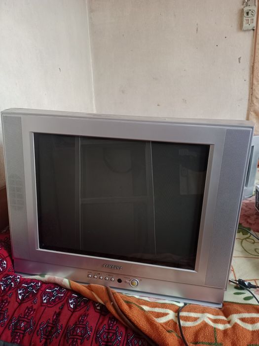 Телевизор Samsung плоски экран цветной