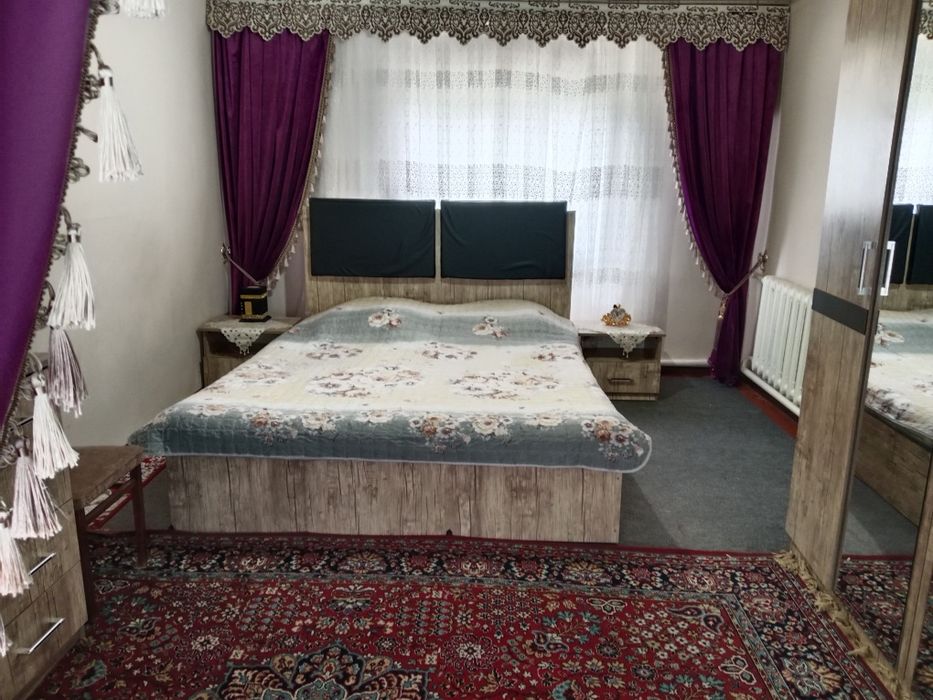 Uy sotiladi shtabda 3 sotiq 6 xona  holati yaxshi  narxii kelishamz