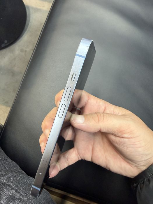 Продам айфон рабочии голубого цвета