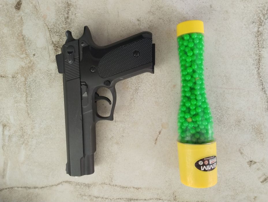 Детская игрушка пистолет