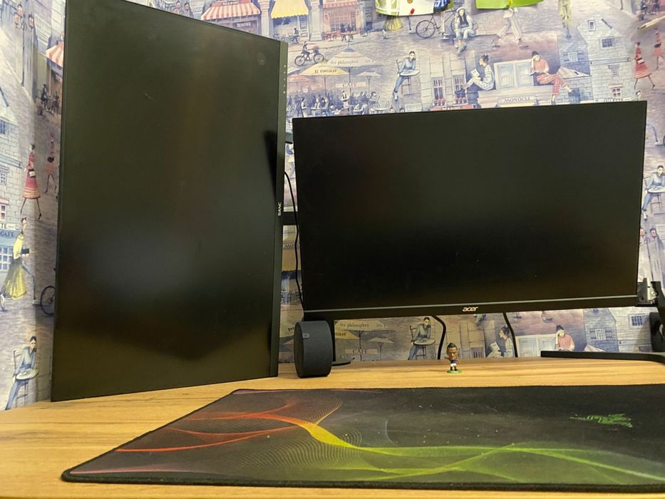 Продам два монитора с кронштейном в подарок