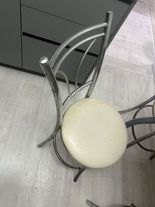 Кухонный стол и стулья