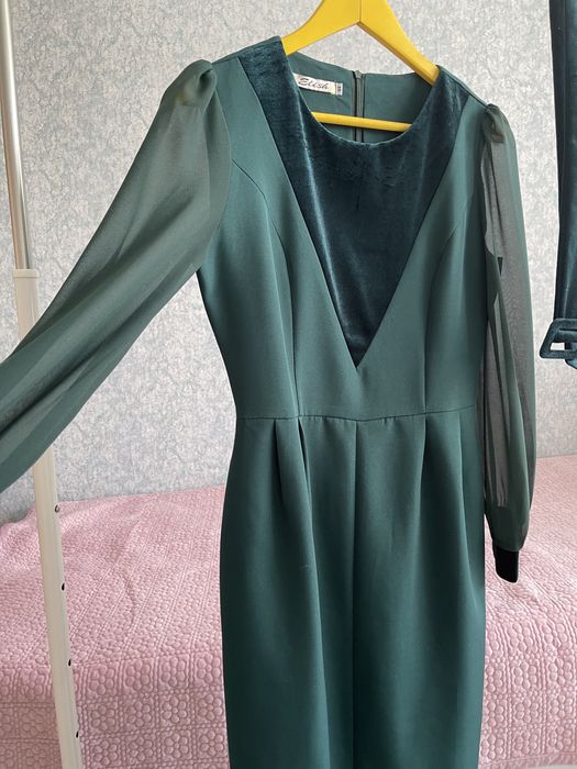 Платье 44 рр шикарно сидит по фигуре