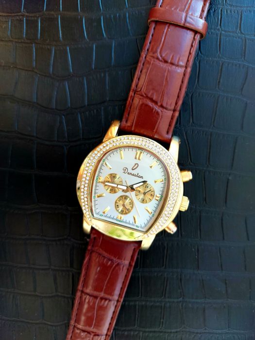 Новые наручные часы. Со стразами.