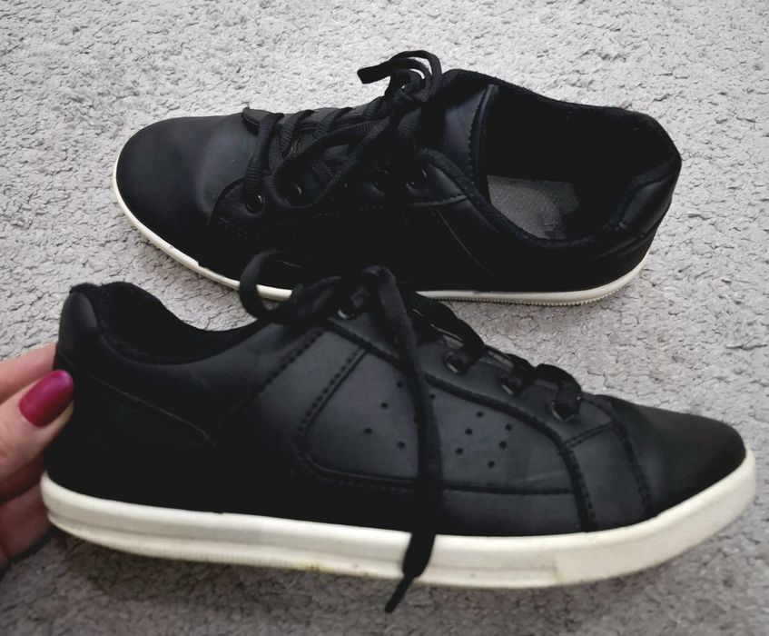 Продаются кроссовки фирма Polaris  в отличном состоянии.р 36.