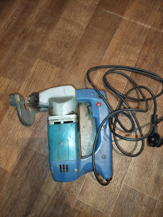 Продаю электроножницы по металлу