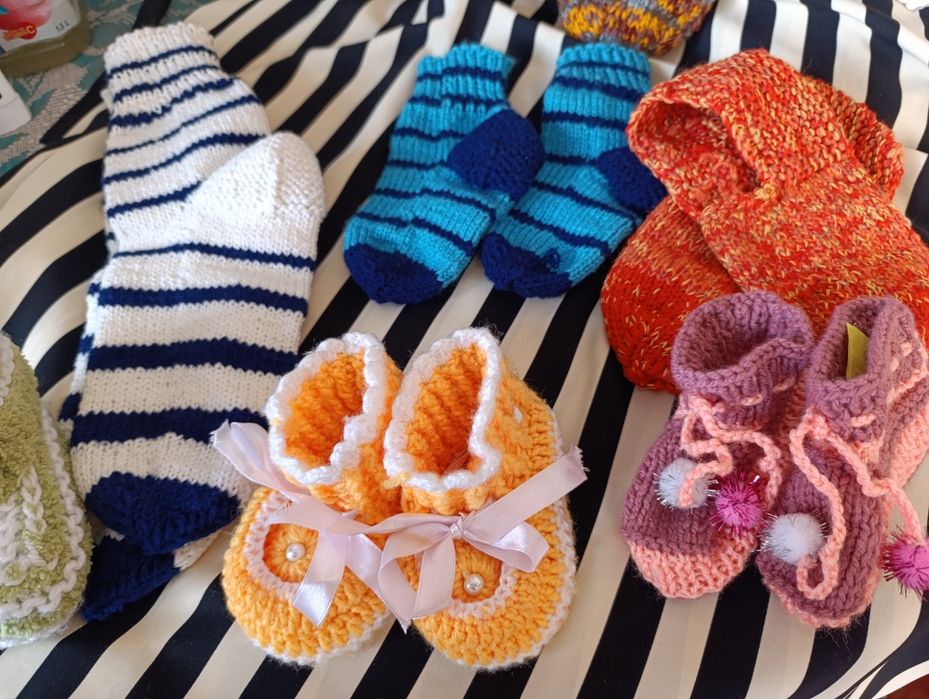 Вязанные детские носки и тапочки ,размеры и цвета разные