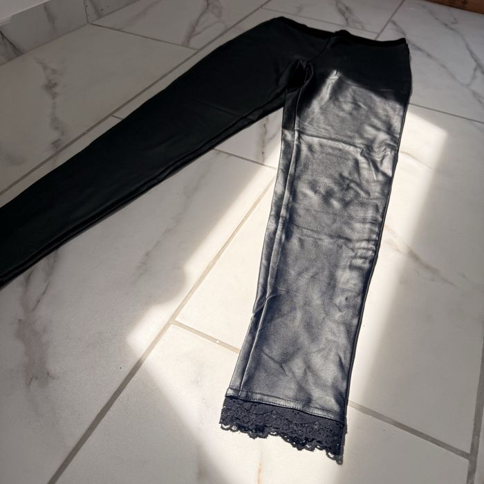 Colanți negri aspect piele cu dantelă la tiv