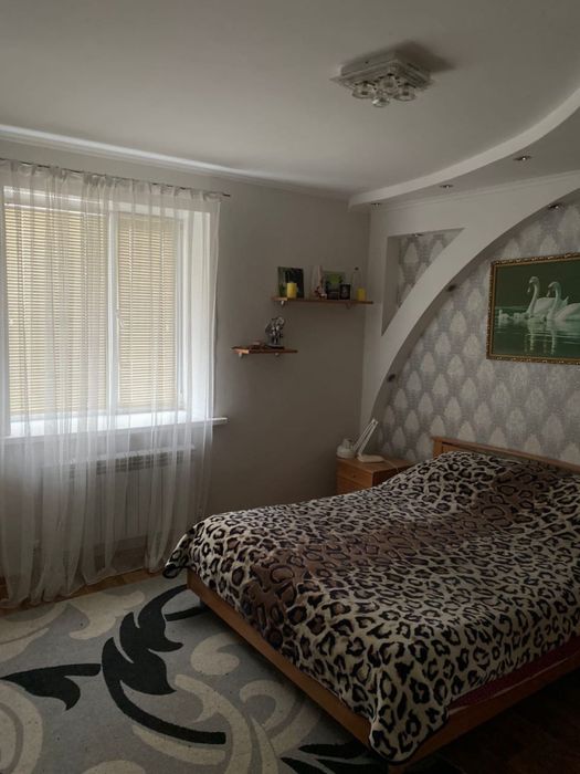 Продается частный дом в 10 мкр 300 м2