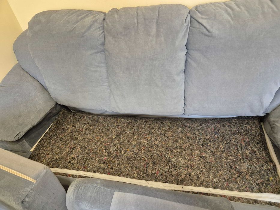 Продавам диван .