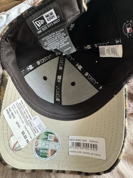 Дамска шапка с козирка