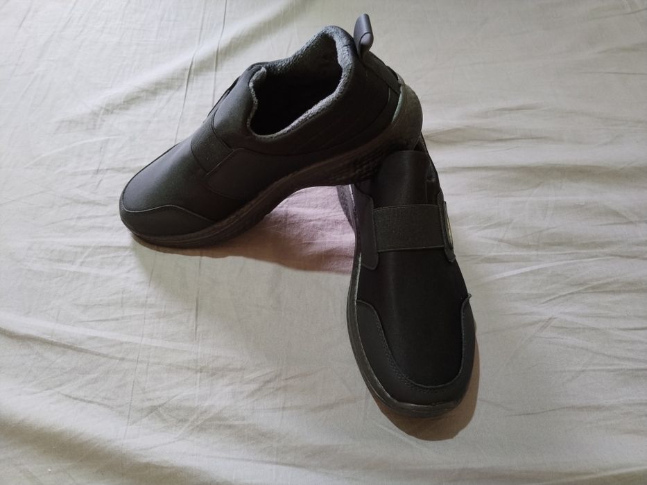 Продаётся зимняя обувь с искусственным мехом.