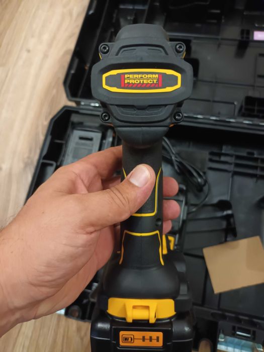 Винтоверт Dewalt DCD800