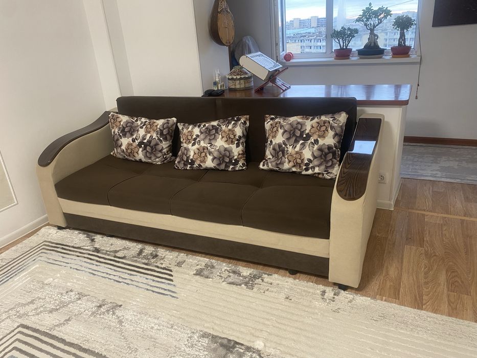 Продам Диван прямой 210х60 см, обивка флок, коричневый