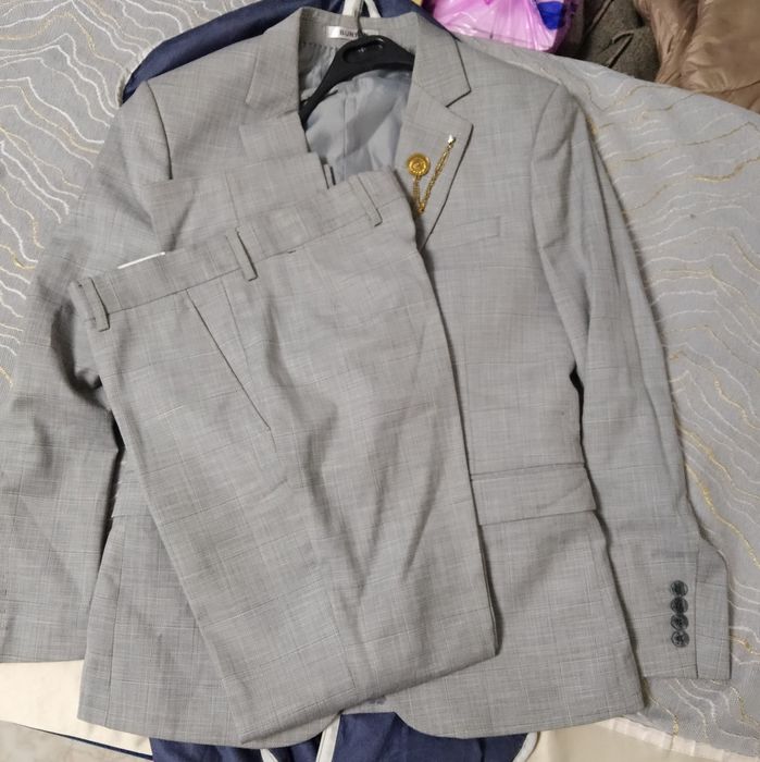 Продаю стильный костюм