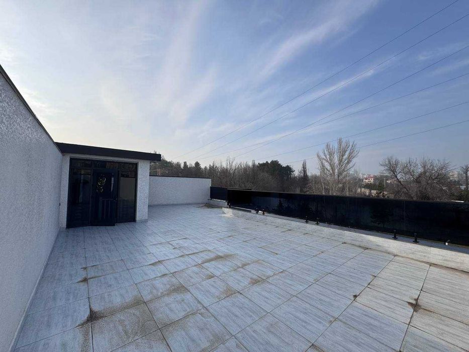 Новый коттедж возле Батанического сада 2,26 сотки 3 уровня 315 кв.м.