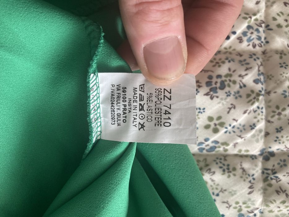 Зелена рокля , без следи от употреба.