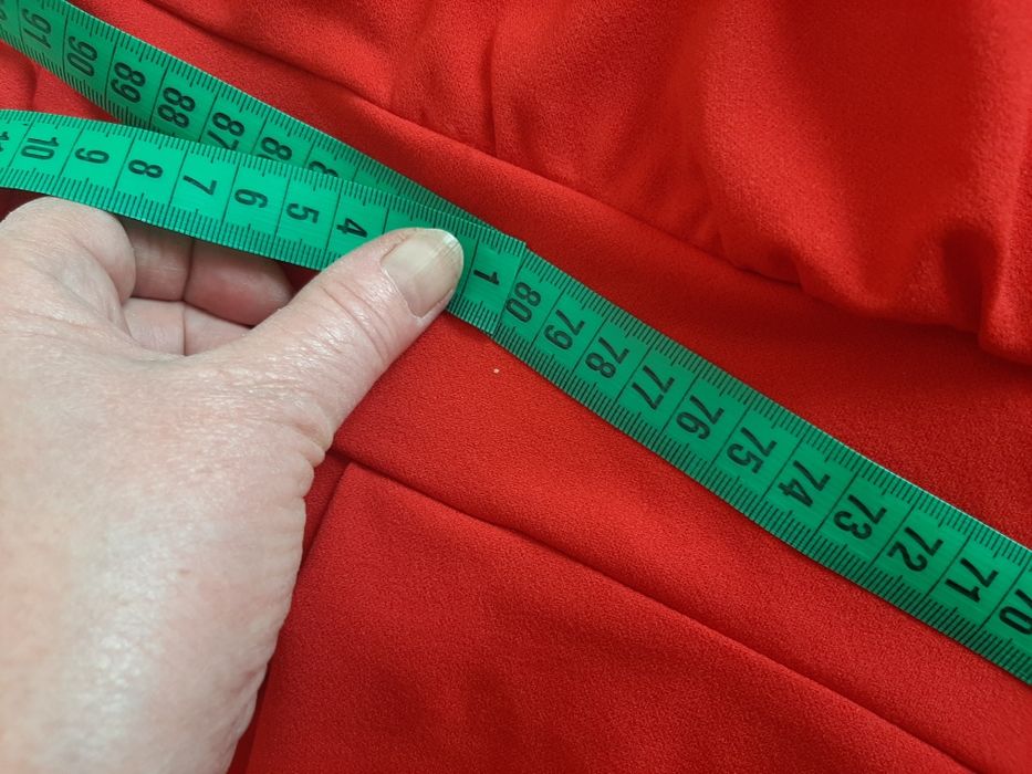 Червена    рокля