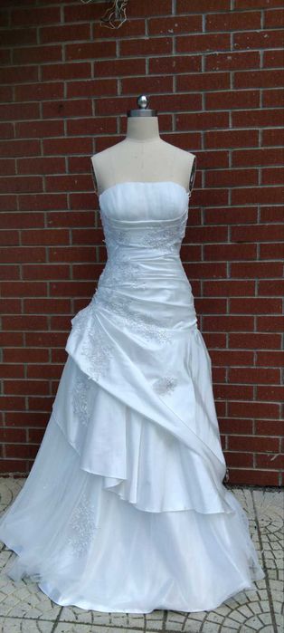 Невероятна стилна булченска рокля