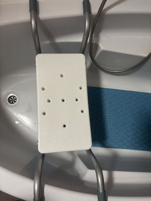 Scaun de dus din aluminiu cu fixare pentru cadă