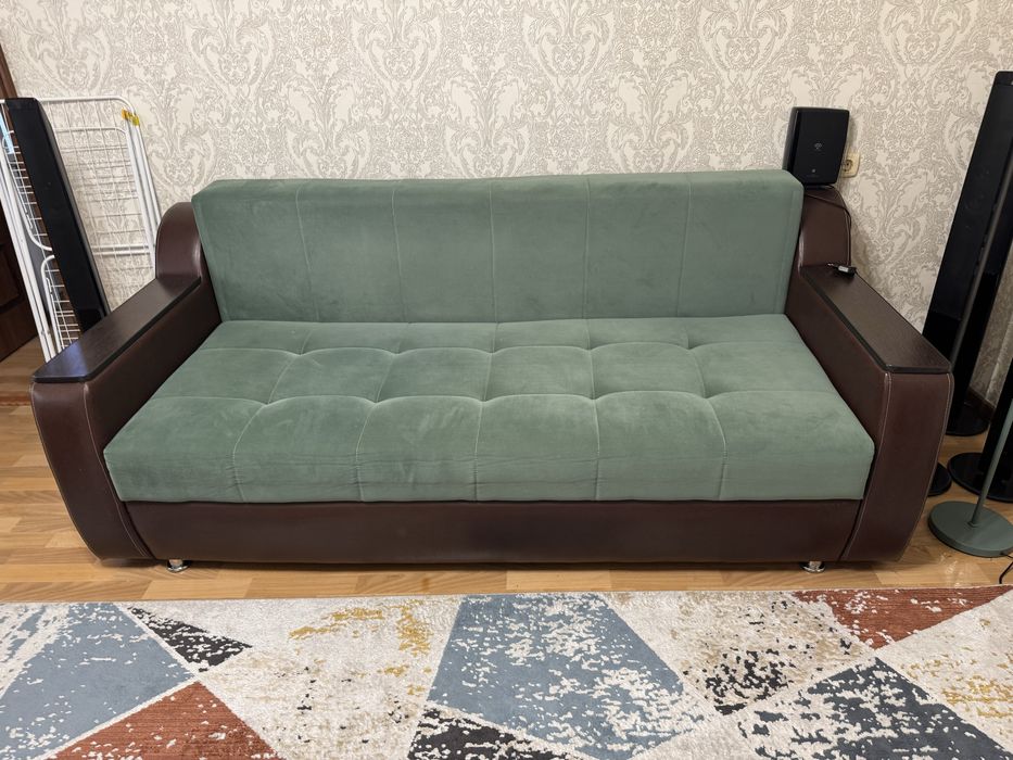Диван трехместный
