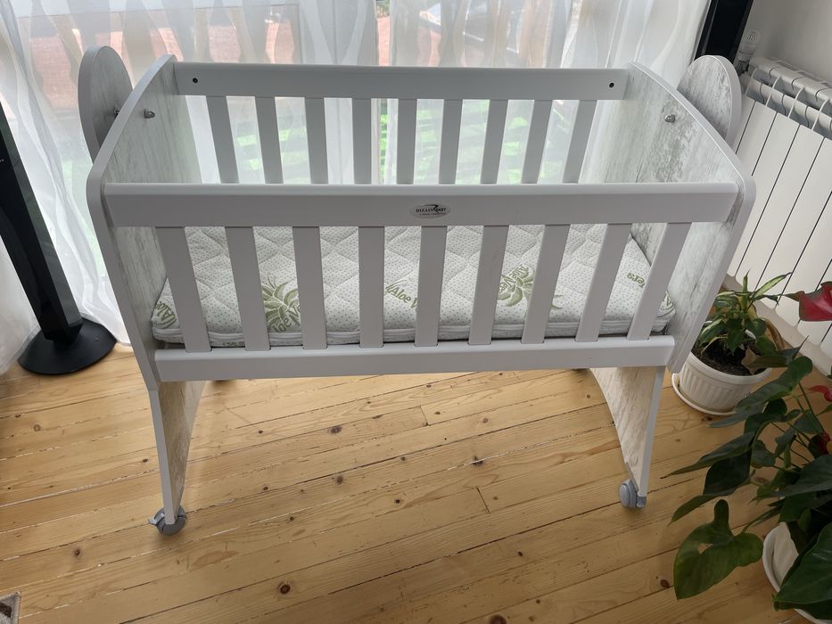 Дървена кошара люлка  на колела с удобен алое вера матрак