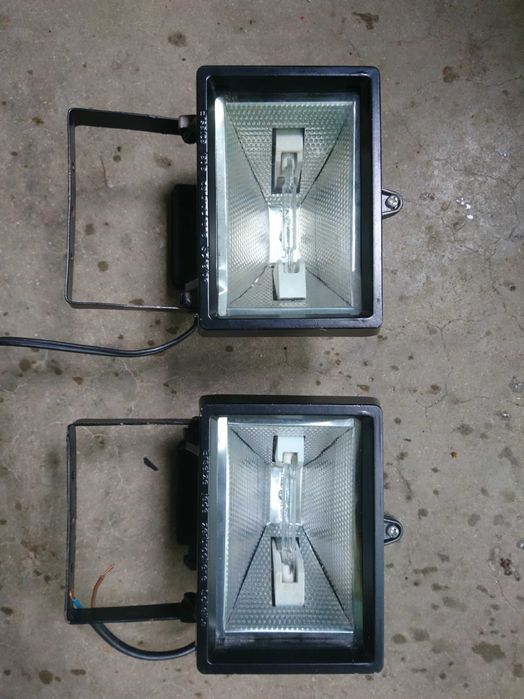 Proiectoare Halogen 150W - pentru iluminat in interior si exterior