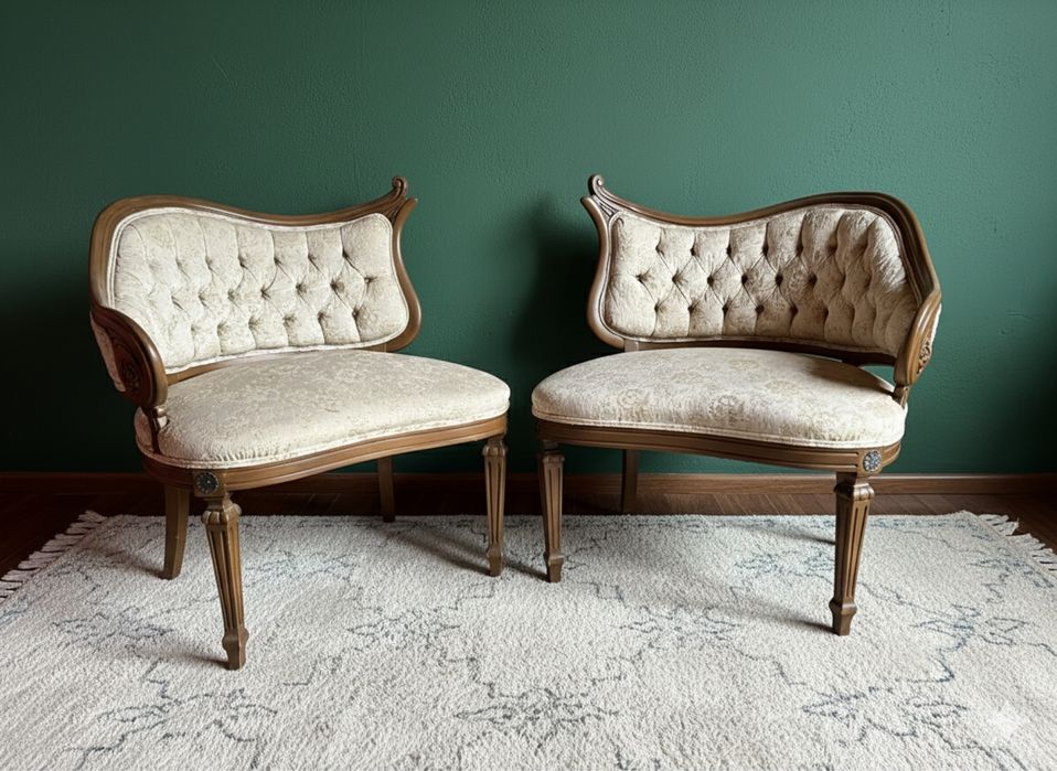 Чифт изискани винтидж столове в стил Луи XVI – Капитониран дизайн