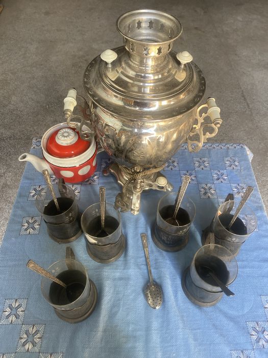 Оригинален руски самовар и подстакани