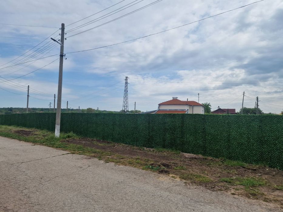 изграждане на огради  ( ограда) с бетонни колове, мрежа, септични ями