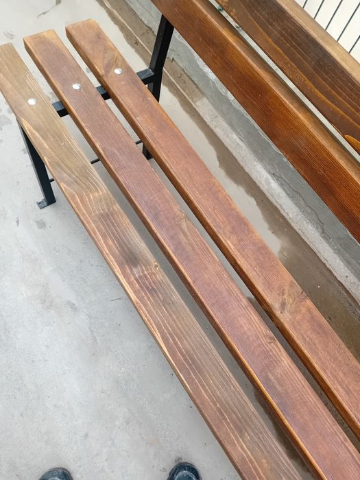 Пейка със метални крачета