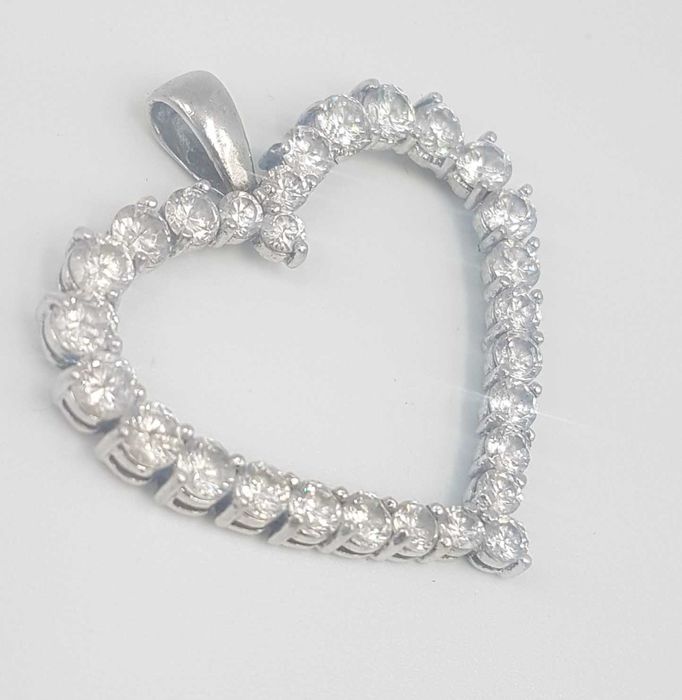 Superb pandantiv inimioara din argint si zirconii