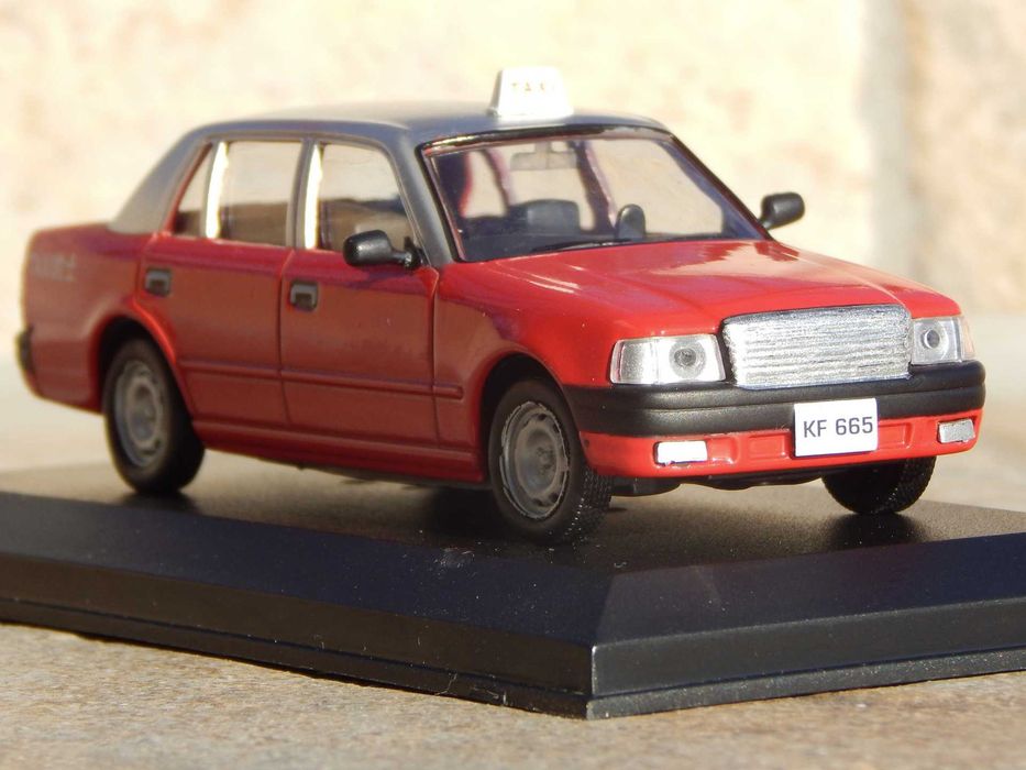 Macheta Toyota Crown Comfort Hong Kong Taxi 1995 cu postament scara 1:43 Amercom