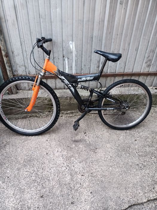 Vînd bicicleta de downhill sau plimbări prin oraș
