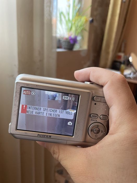 Vând aparat foto compact Fujifilm de 8.1 mp poze/filmare hd