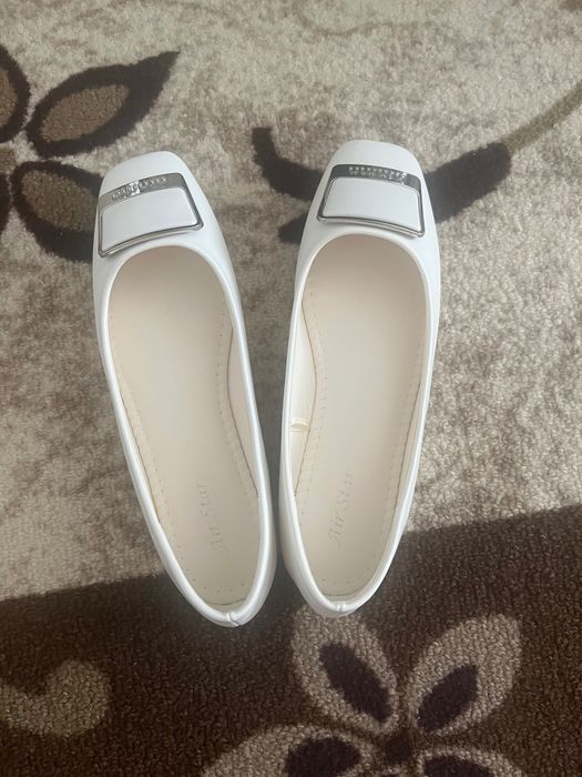 Бели дамски пантофи