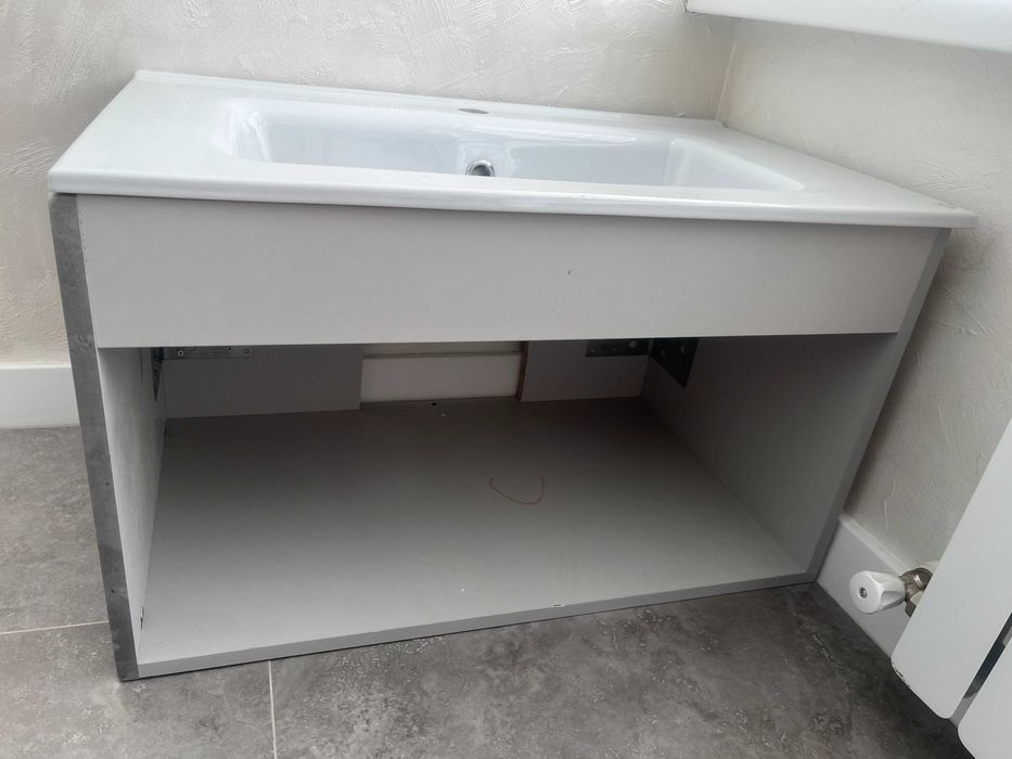 Умывальник с подвесной тумбой