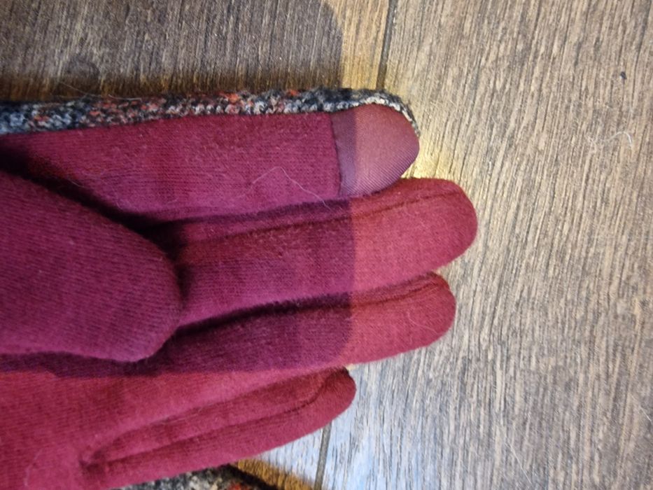 Дамски ръкавици в червен цвят с мотиви