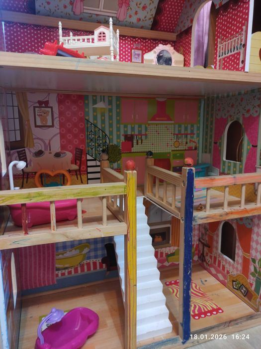 Кукольный домик с мебелью
