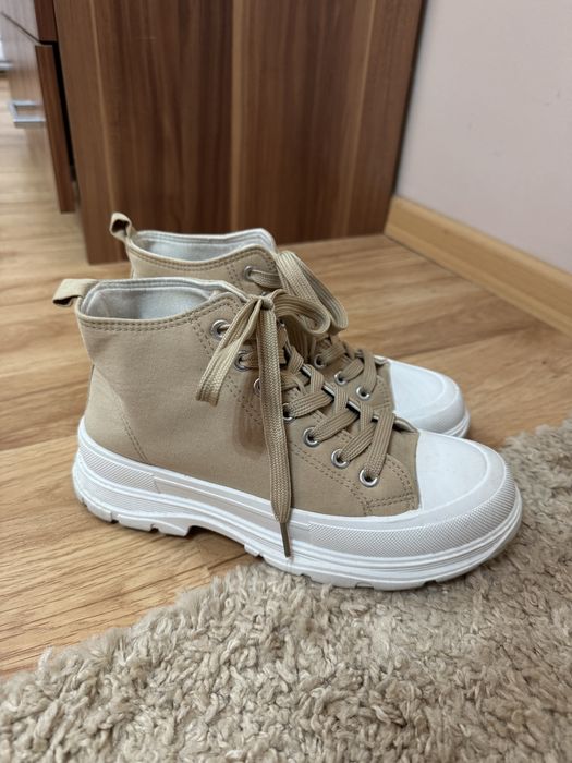 Кафяви кецове с бяла подметка