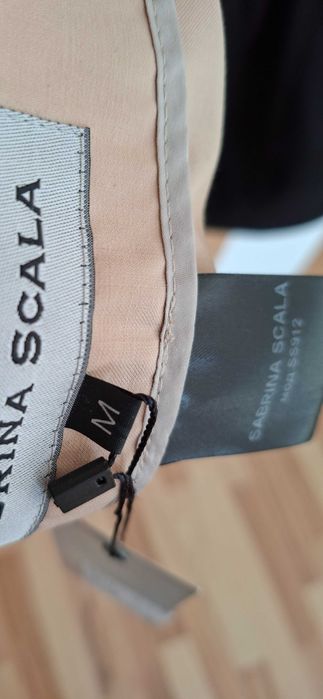 Pantaloni negri sau bej