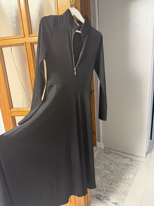 Черное минималистичное платье